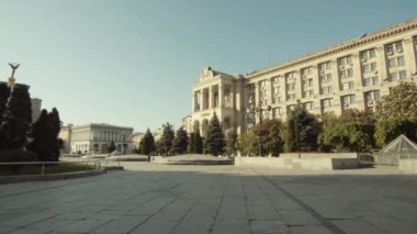 Kyiv 'deki boş sabah sokağındaki genel manzara. Ana postane binası.