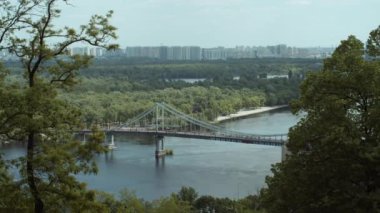 Kyiv şehrinden geçen yaya köprüsünden vurulmuş. Truhaniv adası Dnipro nehrinden geçiyor.