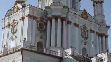 Şehir merkezindeki ortodoks kilisesinin panoramik videosu. Kyiv, Ukrayna