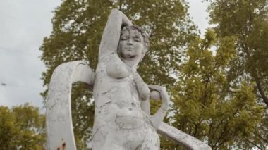 Parktaki beyaz taş heykel. Panoramik efektli el kamerası