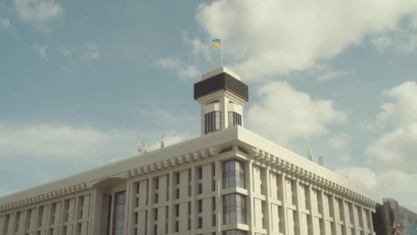 건물은 클래식 스타일 키예프 우크라이나의 마이단 네살레시티에 위치하고 있습니다 — 비디오