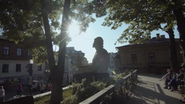 Vista General Del Monumento Yaroslav Sabio Los Rayos Del Sol — Vídeo de stock