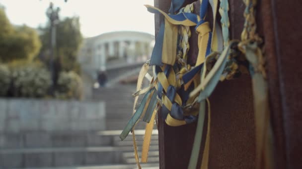 在独立广场上 黄色和蓝色的缎带作为生命和自由的象征 动作缓慢 — 图库视频影像