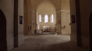 Terk edilmiş boş bir kilise. Güneşin battığı simgelerle dolu çıplak duvarlar