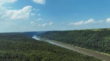Güneşli bir günde bir dronun nehir kanyonunun güzel panoramik manzarası.