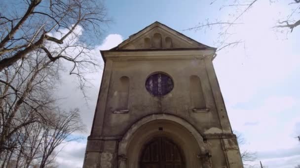 Zicht Een Oude Stenen Kerk Polen Tegen Een Blauwe Lucht — Stockvideo