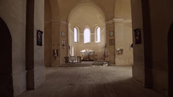 Uma Igreja Abandonada Vazia Paredes Nuas Com Ícones Sobre Quais — Vídeo de Stock