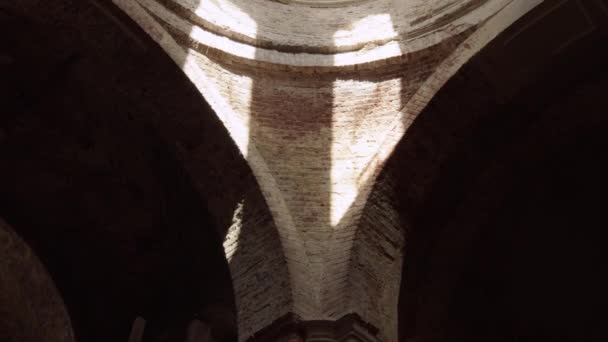Sluneční Paprsky Dopadají Cihlovou Zeď Opuštěného Kostela — Stock video