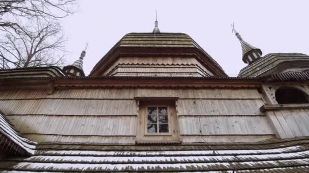 Ortasında Pencere Olan Eski Ahşap Bir Kilisenin Alt Manzarası — Stok video
