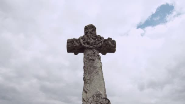 Величественный Старый Крест Фоне Облачного Голубого Неба — стоковое видео