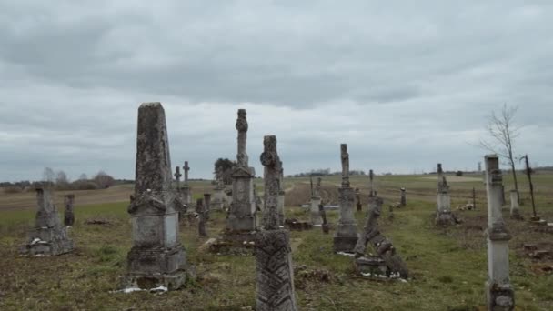 Grandes Cruces Lápidas Sobre Tumbas Viejas Sobre Fondo Azul Del — Vídeos de Stock