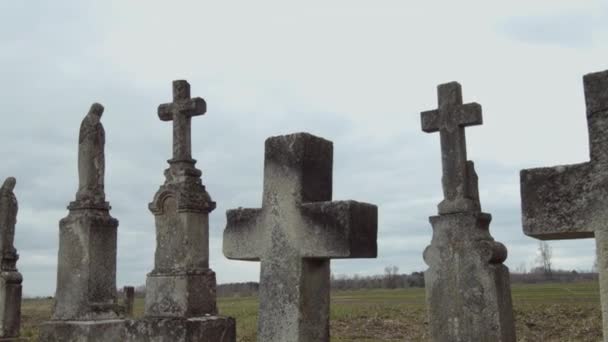Große Grabsteinkreuze Auf Alten Gräbern Vor Blauem Himmel — Stockvideo