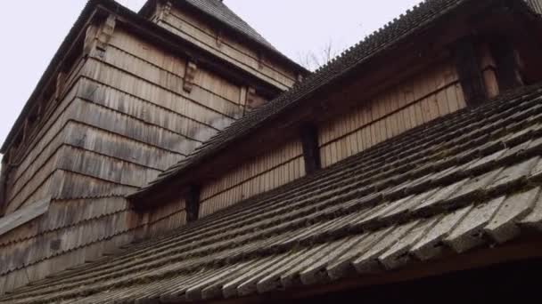 Das Dach Der Alten Holzkirche — Stockvideo