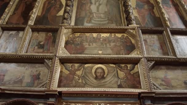 Κοντινό Πλάνο Του Τέμπλου Που Απεικονίζει Τον Ιησού Χρυσό Πλαίσιο — Αρχείο Βίντεο