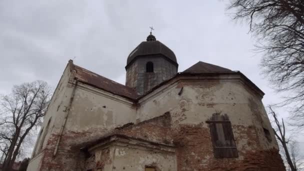Stare Prawosławne Cegły Porzuciły Kościół Środku Lasu — Wideo stockowe
