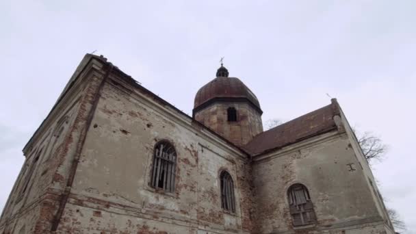 Widok Dołu Stary Prawosławny Opuszczony Kościół Środku Lasu — Wideo stockowe