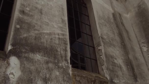 Barred Window Een Oude Verlaten Stenen Kerk — Stockvideo