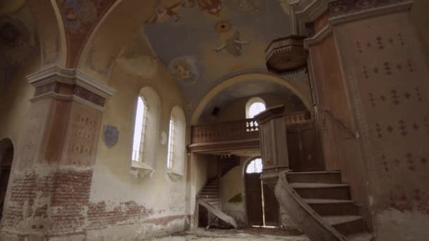 一座废弃的希腊天主教教堂的内部 整个天花板和墙壁都是在那里粉刷的 — 图库视频影像