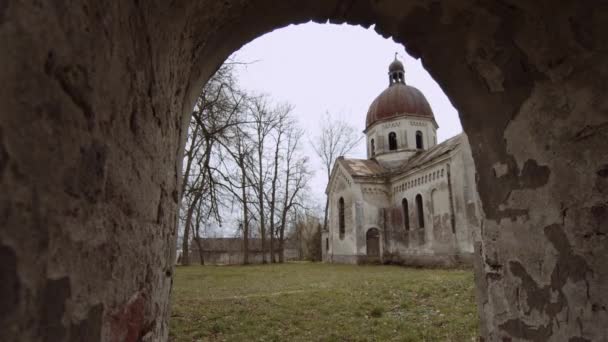 古老的砖造教堂穿过绿林中的拱门 — 图库视频影像