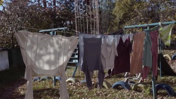 夏天的阳光下 院子里挂着干净的洗过的亚麻布 — 图库视频影像