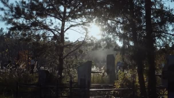 Widok Cmentarz Słoneczny Dzień Kamień Grobowy Kamienne Krzyże Cmentarzu Miejskim — Wideo stockowe