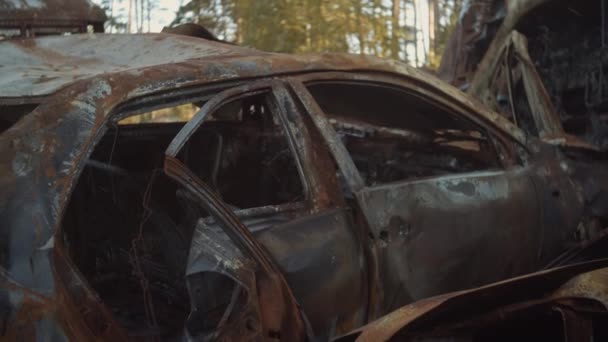 Close Van Verbrande Auto Een Stortplaats Irpin Oekraïne — Stockvideo