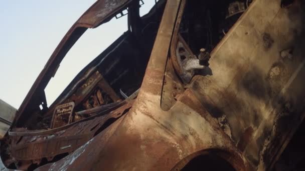Nahaufnahme Des Zerstörten Ausgebrannten Autos Irpin — Stockvideo