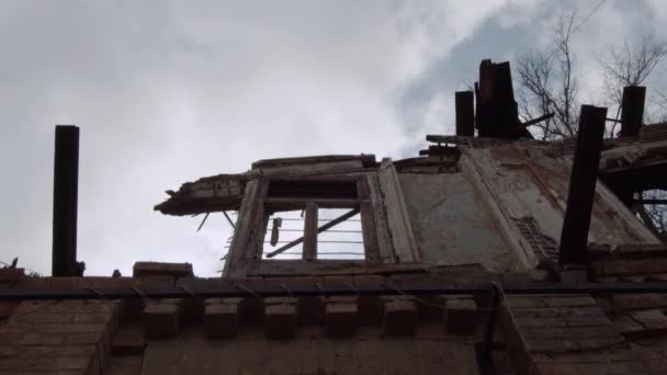 Una Casa Mutilata Distrutta Senza Tetto Pesa Calzino Bambino — Video Stock