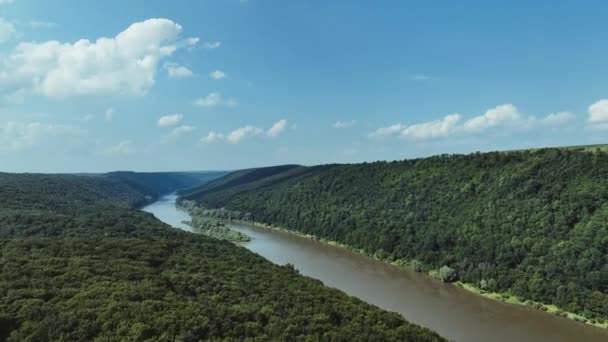 Ένα Τοπίο Από Ένα Γραφικό Φαράγγι Του Ποταμού Μια Ηλιόλουστη — Αρχείο Βίντεο