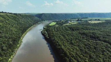 Güneşli bir günde bir drondan nehir kanyonunun panoramik görüntüsü