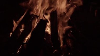 Siyah arkaplanda ateş alevleri