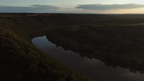 Κηφήνας Άποψη Ενός Μικρού Χωριού Κοντά Ένα Φαράγγι Του Ποταμού — Αρχείο Βίντεο