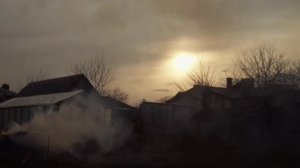 Fuego Ardiendo Cerca Casa Hay Mucho Humo Sol Está Poniendo — Vídeos de Stock