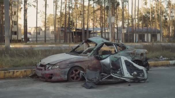 Ukrayna Nın Bucha Semtinde Irpin Savaş Tahrip Etmiş Bir Araba — Stok video