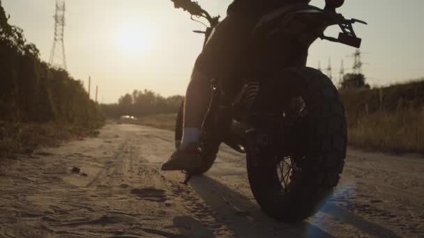 バイカーはオフロードでバイクに座って乗り始める 自由と冒険の概念 — ストック動画