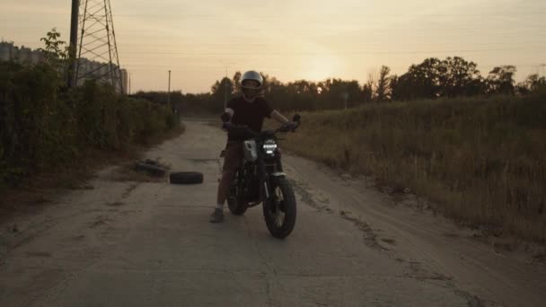 Водій Мотоцикла Готовий Почати Свою Подорож Бездоріжжю — стокове відео