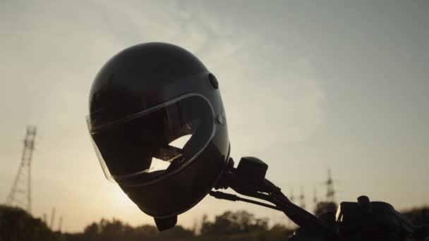Шлем Мотоциклиста Висит Руле Ожидании Водителя — стоковое видео