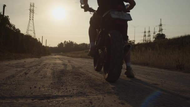 Motociclista Emprende Viaje Con Fuerte Gaseamiento Rueda Trasera — Vídeo de stock