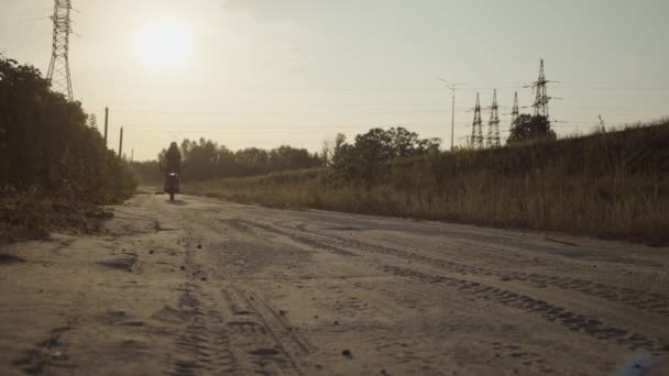 Biker Man Senta Passeios Motocicleta Turística Livre Por Sol Espaço — Vídeo de Stock