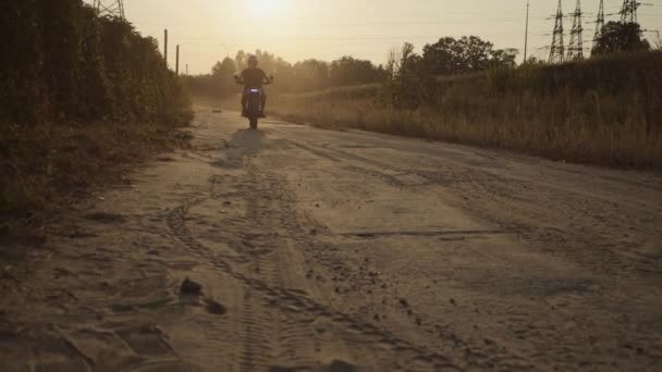 Homem Está Montando Uma Motocicleta Vintage Road Fora Cidade — Vídeo de Stock