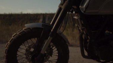 Off-road 'da motosiklet tekerine yakın çekim