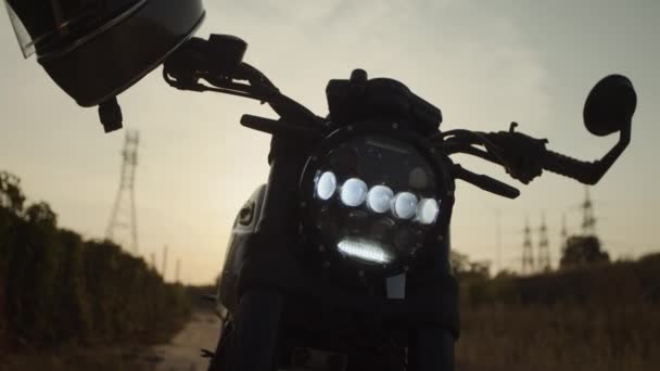 Мотоциклетный Шлем Лучах Солнца Бездорожье — стоковое видео