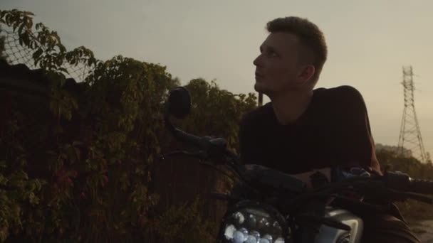 Motociclista Severo Está Pronto Para Longe Pôr Sol — Vídeo de Stock