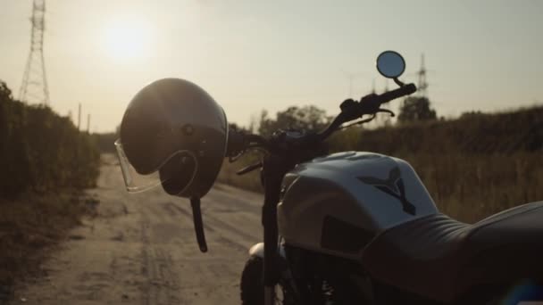 Stříbrná Helma Motocyklu Visí Řídítka Motocyklu — Stock video