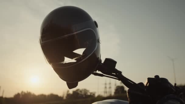 Мотоциклетный Шлем Солнце Посреди Пустынного Поля — стоковое видео