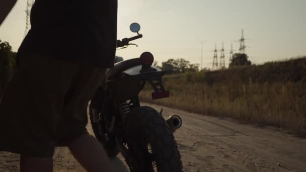 Motociclista Entra Sua Bicicleta Para Sair Para Conhecer Pôr Sol — Vídeo de Stock