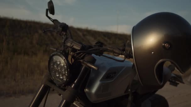 Серебряный Шлем Мотоцикла Висит Руле Мотоцикла Ожидая Водителя — стоковое видео