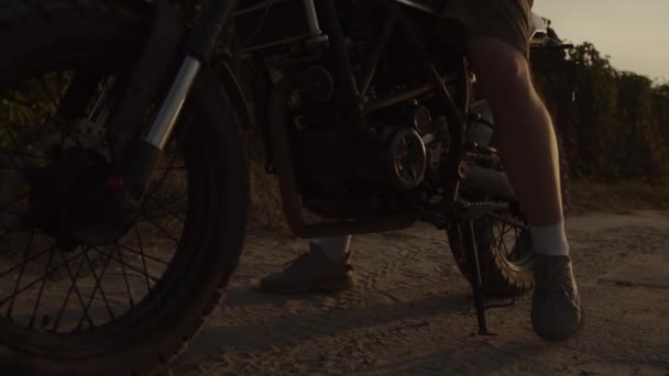 Motociclista Retira Apoio Moto Porque Está Pronto Para Iniciar Viagem — Vídeo de Stock