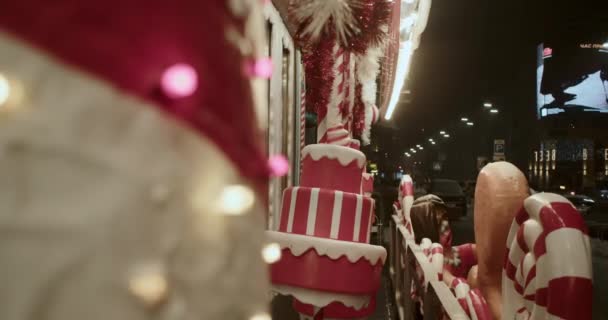 Muitos Bolos Ano Novo Enormes Vermelhos Festivos Perto Café Atmosférico — Vídeo de Stock