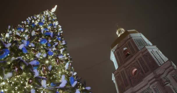 Vysoký Úhel Pohledu Jasný Vánoční Strom Pozadí Saint Sophia Noci — Stock video